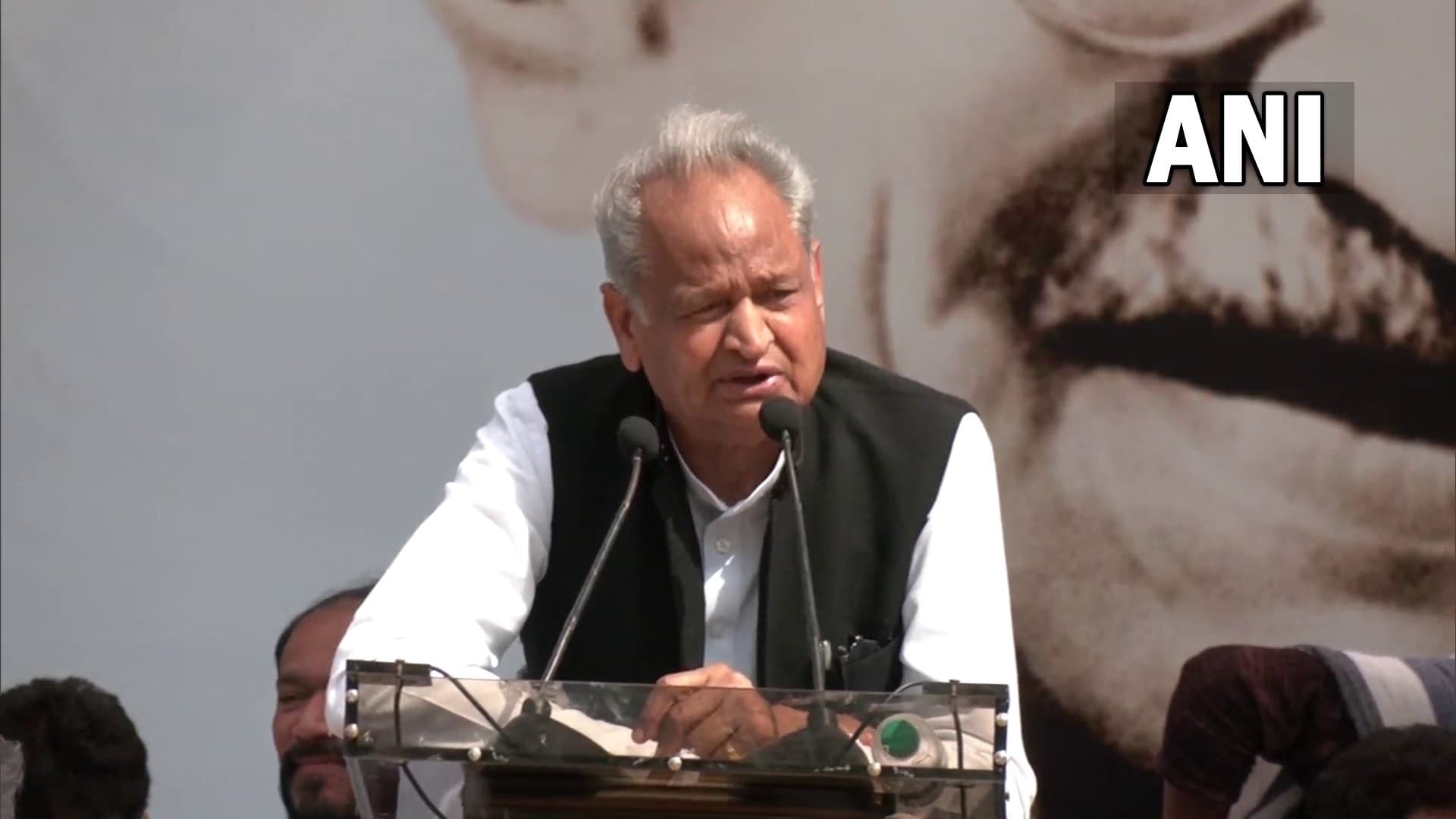 अशोक गहलोत बोले- राहुल गांधी को कमजोर करने की रची गयी साजिश