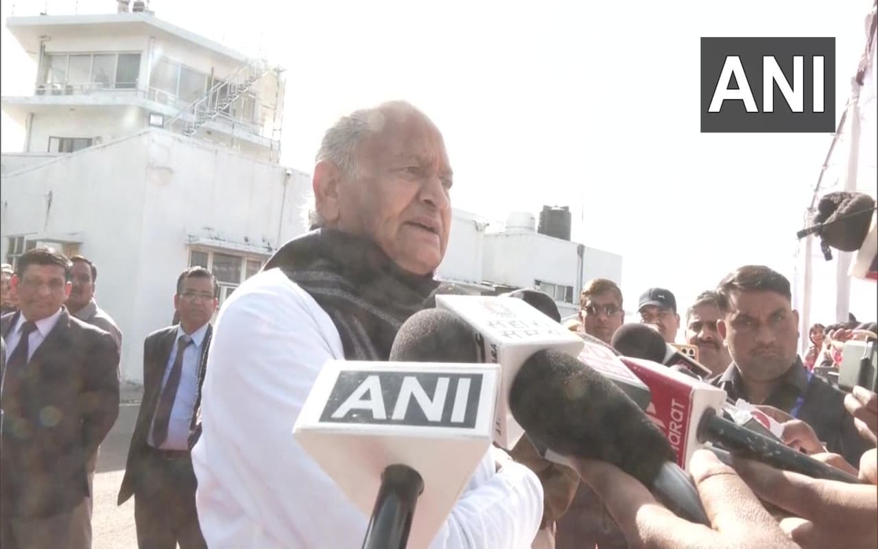 Rajasthan: अशोक गहलोत ने पीएम मोदी को घेरा, कहा- पानी की किल्लत से जूझ रहे 13 जिलों पर नहीं की बात