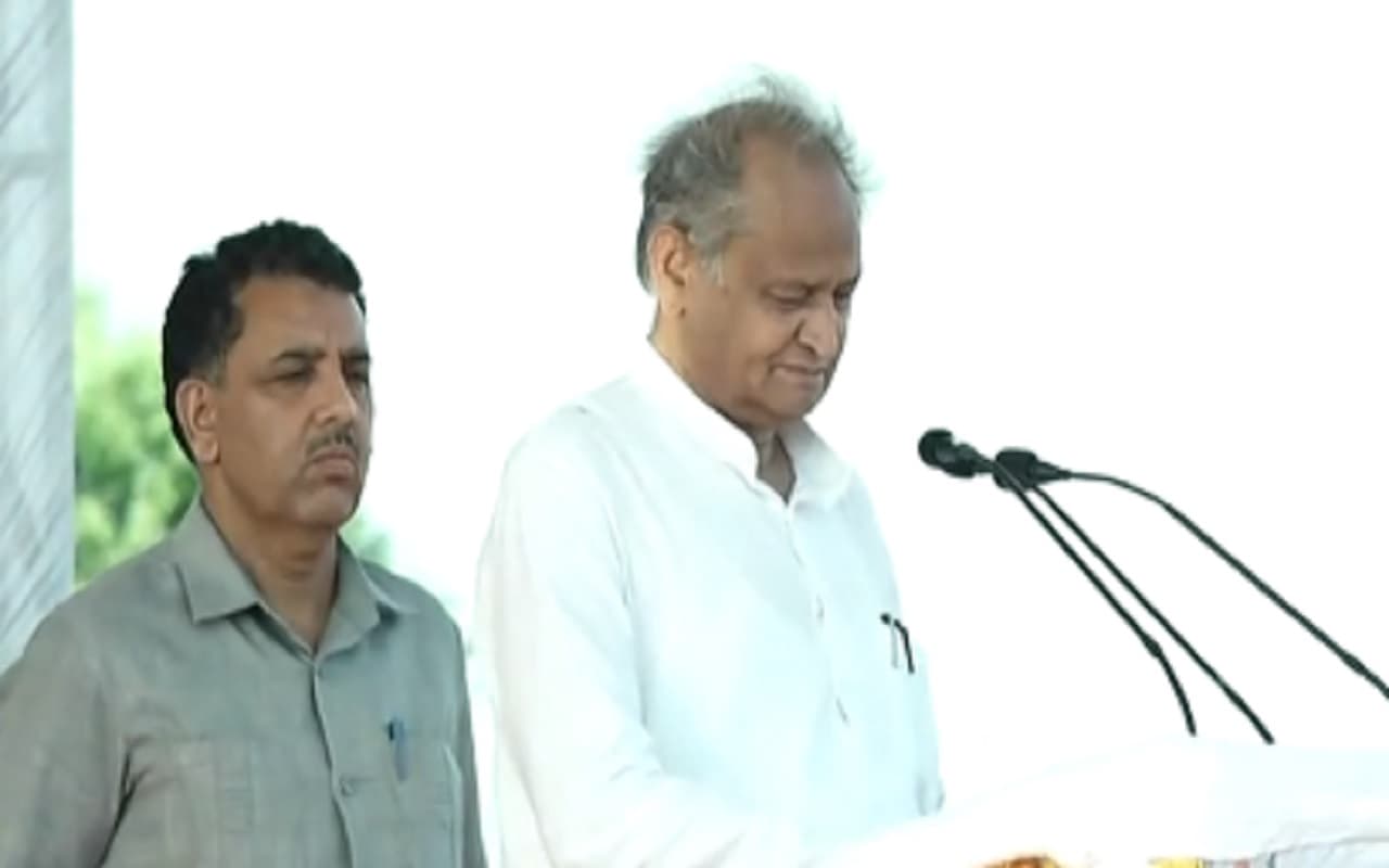 अमित शाह का मफलर 80000 रुपये का ? राहुल गांधी की महंगी टी शर्ट वाले बयान पर गहलोत का पलटवार