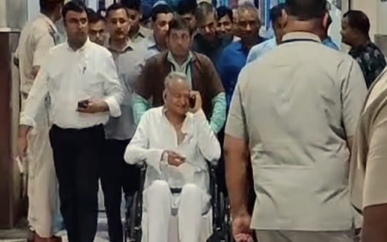 Rajasthan: सीएम अशोक गहलोत के दोनों अंगूठों में आयी चोट, बायें में फ्रैक्चर, जानें कैसे हुआ हादसा