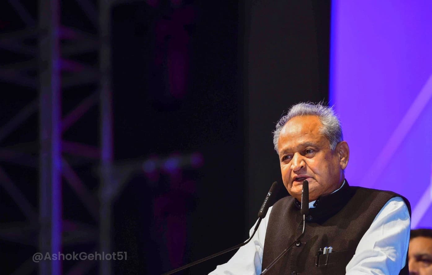 कांग्रेस अध्यक्ष पद का चुनाव नहीं लड़ेंगे अशोक गहलोत, कहा- राजस्थान बवाल के लिए सोनिया गांधी से माफी मांगी