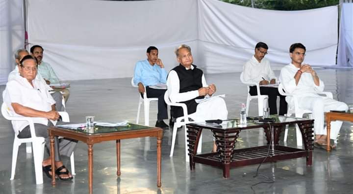 Rajsthan Poltical Crisis : राजस्‍थान की गहलोत सरकार पर खतरा मंडराया, आरोप के बाद भाजपा ने कहा - पहले अपने घर को संभाल लें