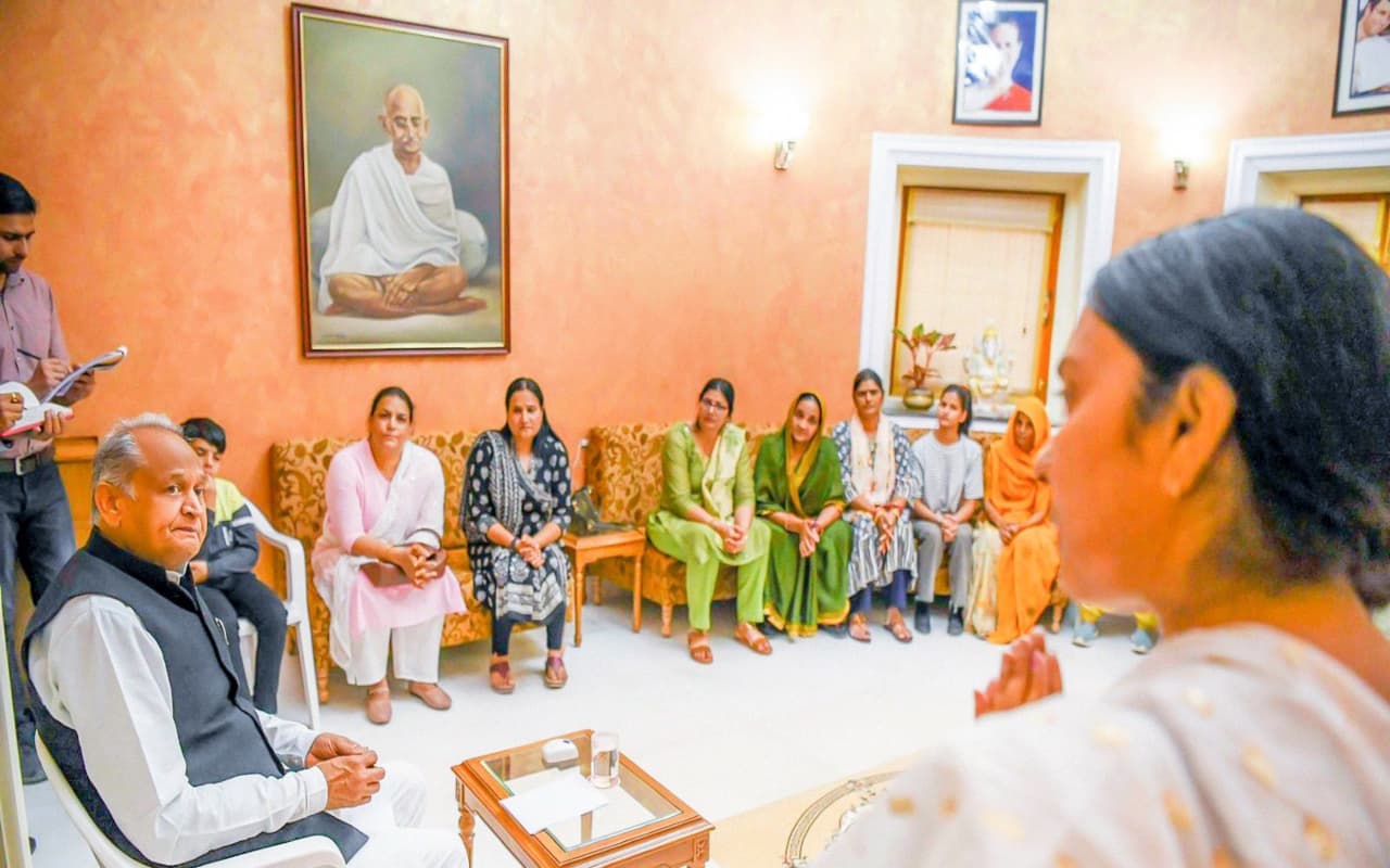 Rajasthan: सरकारी नीति का समर्थन करने वाली वीरांगनाओं से अशोक गहलोत ने की मुलाकात, ट्वीट भी किया शेयर
