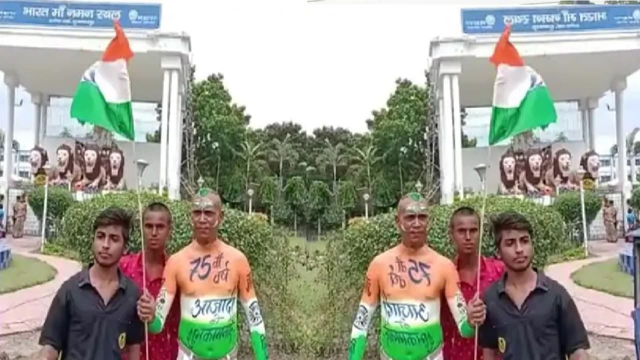 मुजफ्फरपुर के चाय वाले ने देश प्रेम में पूरे शरीर पर बनाया तिरंगा, बालों का डिजाइन भी है अनोखा
