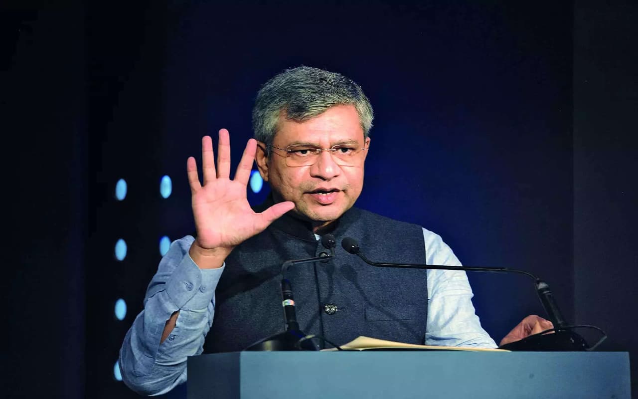 वंदे भारत एक्सप्रेस ट्रेन इस मामले में है हवाई जहाज से भी बेहतर, रेलमंत्री अश्विनी वैष्णव ने किया खुलासा