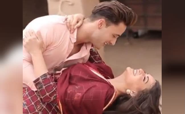 Dil Ko Maine Di Kasam: आसिम रियाज और हिमांशी खुराना की मासूम मोहब्बत, रिलीज हुआ नया रोमांटिक सॉन्ग