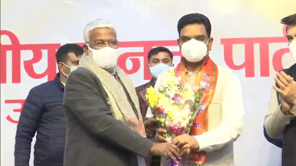 UP Chunav 2022: IPS की नौकरी छोड़ बीजेपी में शामिल हुए असीम अरुण, CM योगी पर दिया यह बड़ा बयान