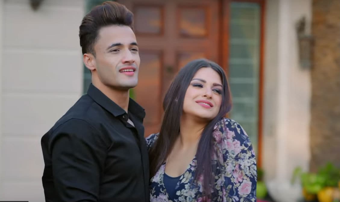 Kalla Sohna Nai : फैंस को भा गईं Asim Riaz और Himanshi Khurana की रोमांटिक कैमेस्‍ट्री, वीडियो