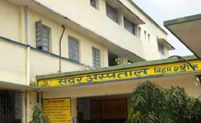 नूरसराय अस्पताल के तीन कर्मियों के वेतन पर लगी रोक