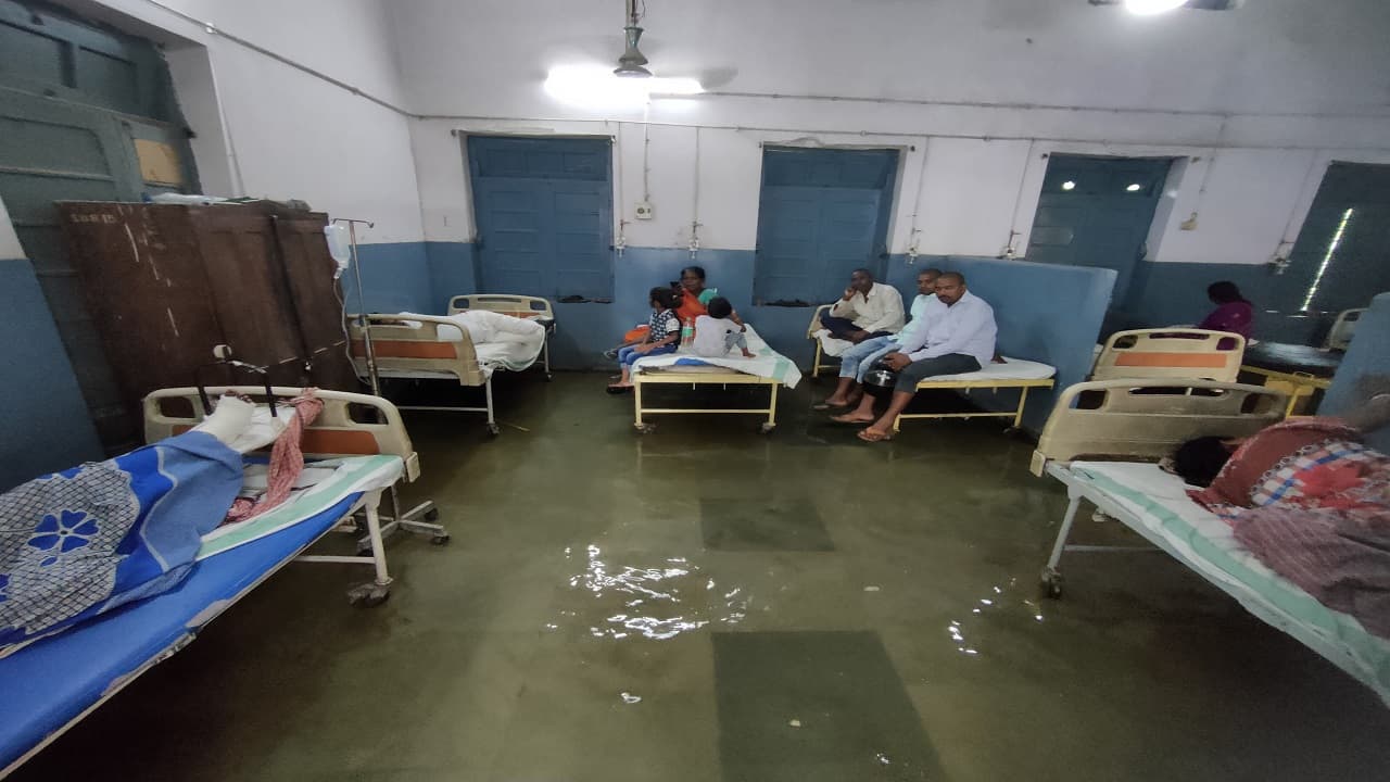 बिहार: तीन दिन की बारिश के बाद डूबा हाजीपुर, अस्पताल के वार्ड तक में घुसा पानी, देखें तस्वीरें..