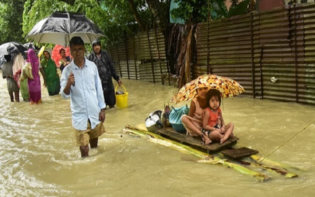 असम में बाढ़ से 34,000 लोग प्रभावित, अगले 48 घंटों में लखीमपुर समेत 8 जिलों में भारी बारिश की संभावना
