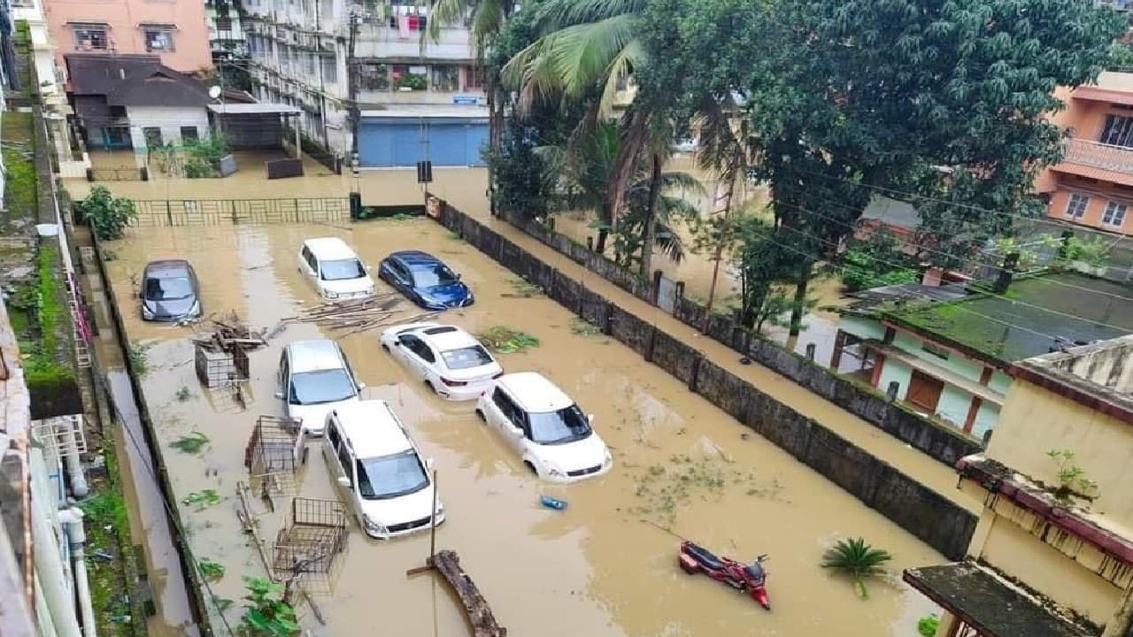 Assam Floods: असम में बाढ़ की स्थिति गंभीर, सिलचर शहर छठे दिन भी जलमग्न, मृतकों की संख्या बढ़कर 118 हुई