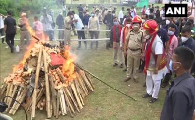 असम के सीएम हेमंता बिस्वा ने ड्रग्स के खिलाफ जीरो टॉलरेंस का संदेश दिया, जब्त किए गए नशीले पदार्थों को जलाया