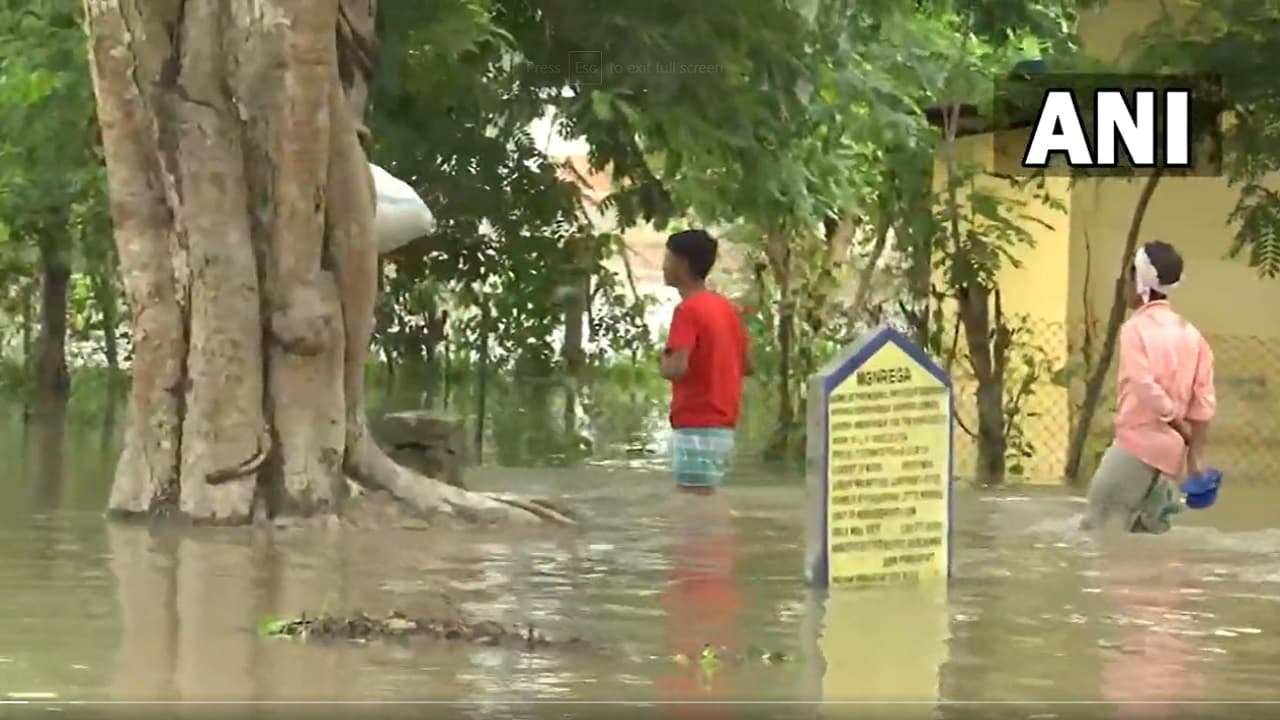 Assam Flood: असम में बाढ़ से 1.90 लाख से अधिक लोग हलकान, खतरे के निशान से ऊपर कई नदियां