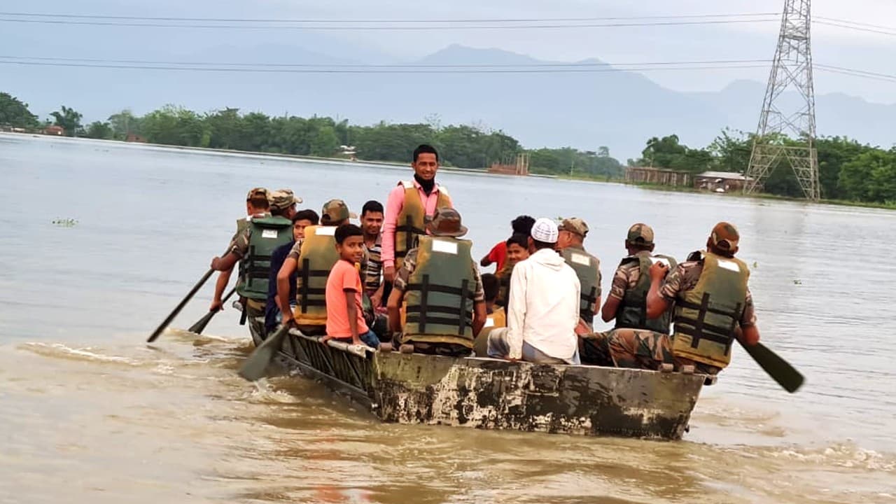 Saran flood: नेपाल के तरफ से पानी छोड़ने से तरैया प्रभावित, लोग मवेशियों के साथ करने लगे हैं पलायन