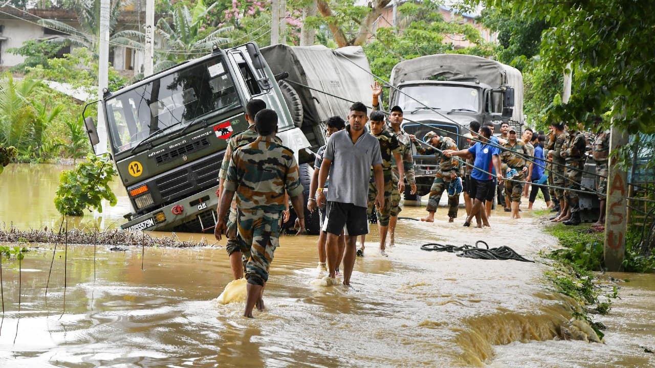Assam Flood News: असम में बाढ़, भू-स्खलन से अब तक 14 लोगों की मौत, मुख्य सचिव ने की बैठक