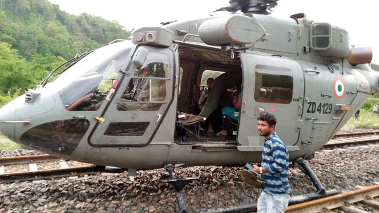 Assam Floods: रेलवे स्टेशन पर फंसे 119 लोगों को वायुसेना के Mi-17 हेलीकॉप्टर ने सुरक्षित निकाला