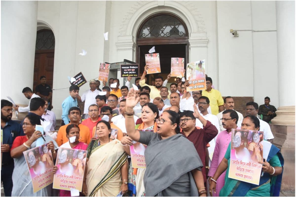 बंगाल में महिलाओं पर हो रही हिंसा को लेकर
भाजपा विधायकों का विधानसभा में हंगामा बंगाल में महिलाओं पर हो रही हिंसा को लेकर
भाजपा विधायकों का विधानसभा में हंगामा