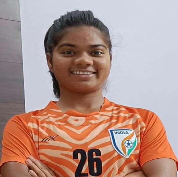 झारखंड: फुटबॉलर अष्टम उरांव के परिवार के पास सरकारी सुविधा के नाम पर है केवल राशन कार्ड, ऐसे बनायी पहचान