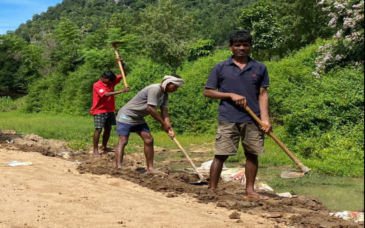 Under-17 भारतीय फुटबॉल टीम की कप्तान अष्टम के मां-बाप कर रहे मजदूरी, नहीं मिले अब तक रुपये Under-17 भारतीय फुटबॉल टीम की कप्तान अष्टम के मां-बाप कर रहे मजदूरी, नहीं मिले अब तक रुपये