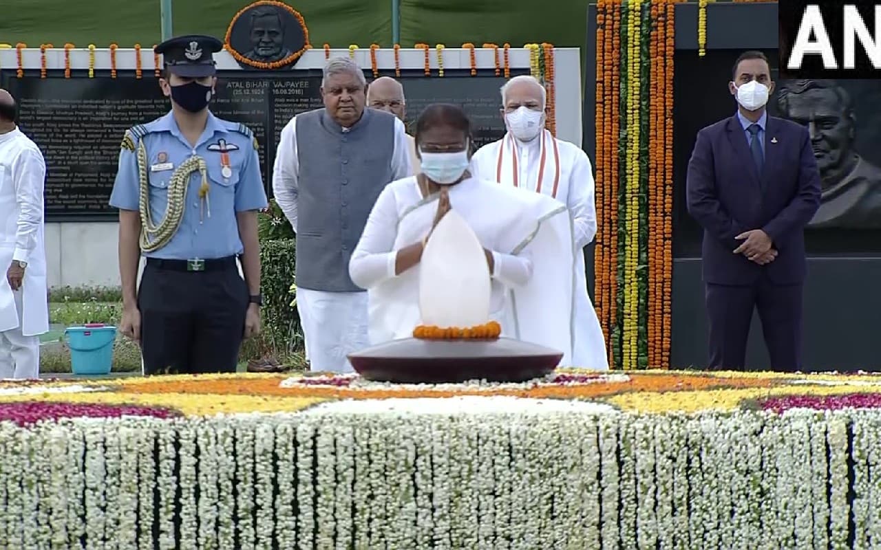Atal Bihari Vajpayee: अटल बिहारी वाजपेई की पुण्यतिथि आज, राष्ट्रपित और PM मोदी ने दी श्रद्धांजलि