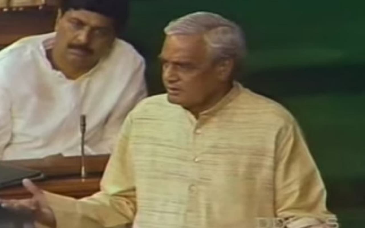 अटल बिहारी वाजपेयी का संसद में दिया गया ऐतिहासिक भाषण, जिसने पूरे देश को कर दिया था मंत्रमुग्ध