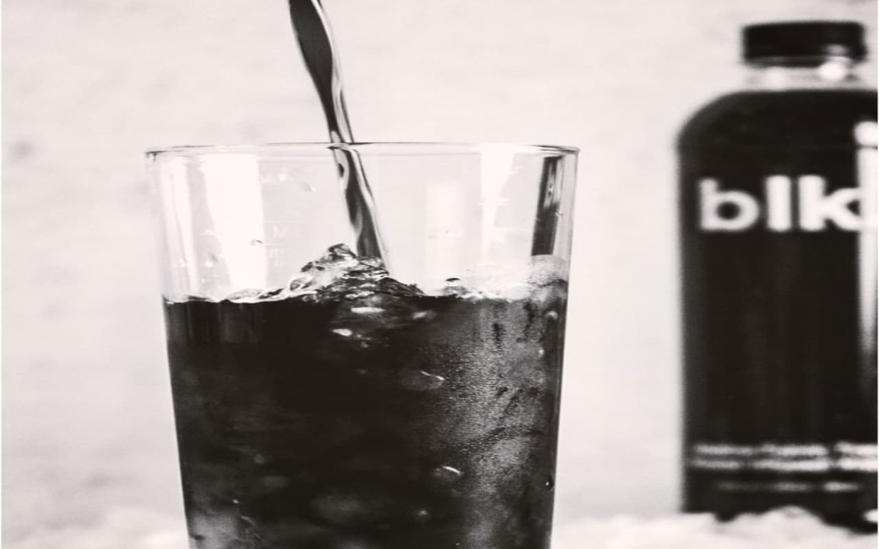 क्या आप भी Black Water पीने की सोच रहे हैं, तो पहले जान लें इसके फायदे व नुकसान