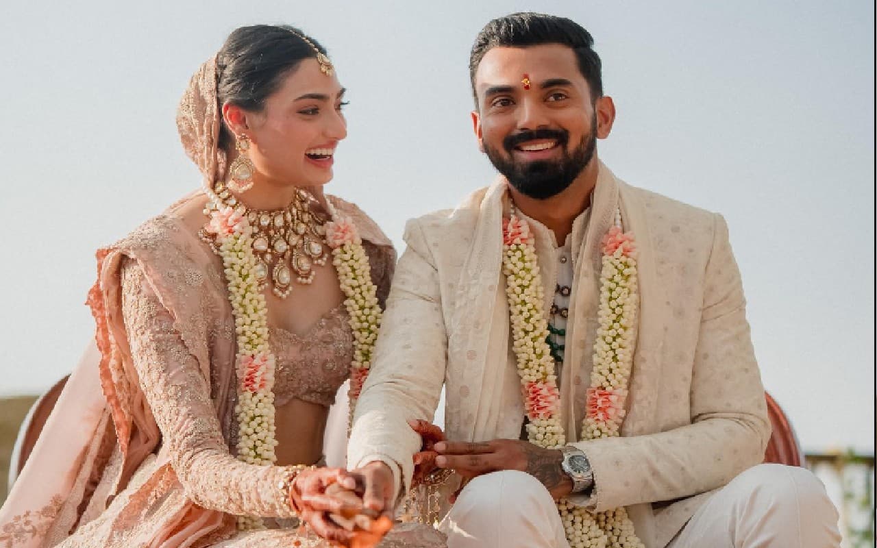 Athiya Shetty KL Rahul wedding: सामने आई शादी की पहली तस्वीर, एकदूजे का हाथ थामे लिए सात फेरे