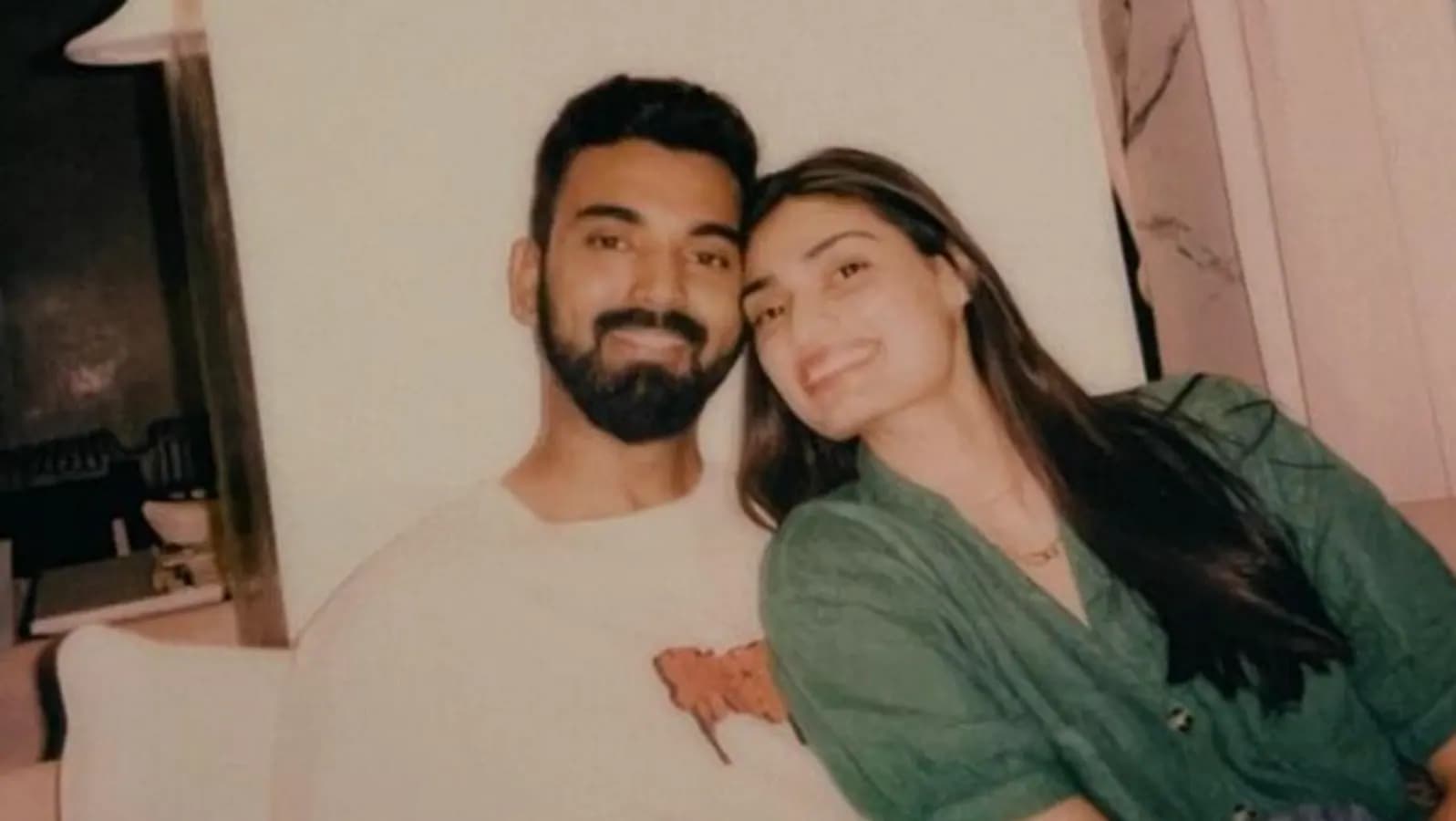 अथिया शेट्टी ने KL Rahul संग शेयर की रोमांटिक फोटो, तसवीर वायरल होते ही फैंस ने पूछा- कब है शादी? अथिया शेट्टी ने KL Rahul संग शेयर की रोमांटिक फोटो, तसवीर वायरल होते ही फैंस ने पूछा- कब है शादी?