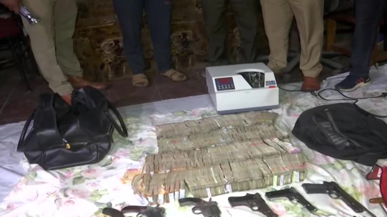 पुलिस ने खोद डाला अतीक अहमद का ‘ कमांड सेंटर ‘, दफ्तर में हथियारों का जखीरा- कैश बरामद, सर्च आपरेशन