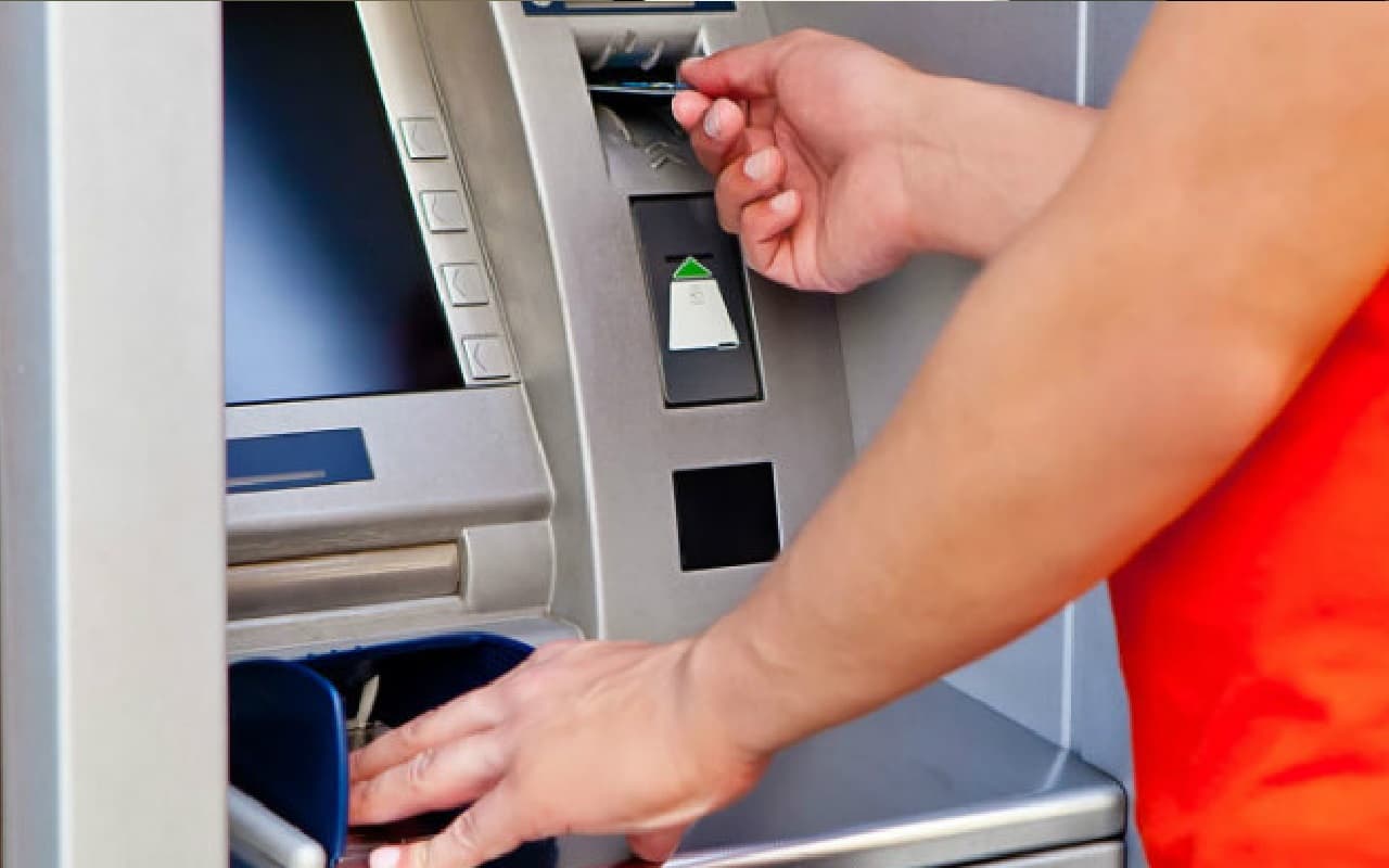 ATM से 4 से अधिक बार पैसे निकालने पर कट जाएंगे 173 रुपये? जानिए क्या है सच