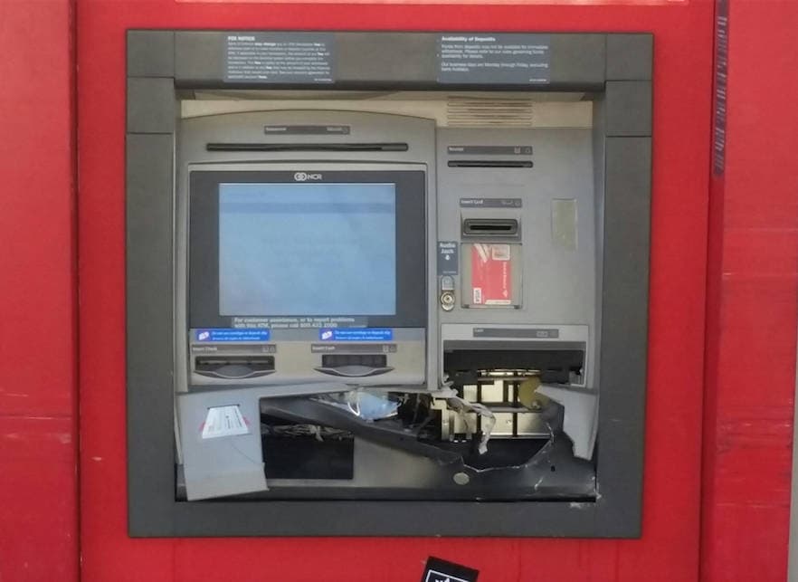 एटीएम में तोड़फोड़ करते विक्षिप्त को पकड़ा, पुलिस ने भेजा क्वारेंटिन सेंटर