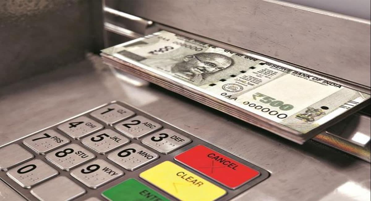 ATM Cash Withdrawal Rule: SBI, PNB समेत इन बैंकों से कितना निकाल सकते हैं कैश, जानिए यहां...