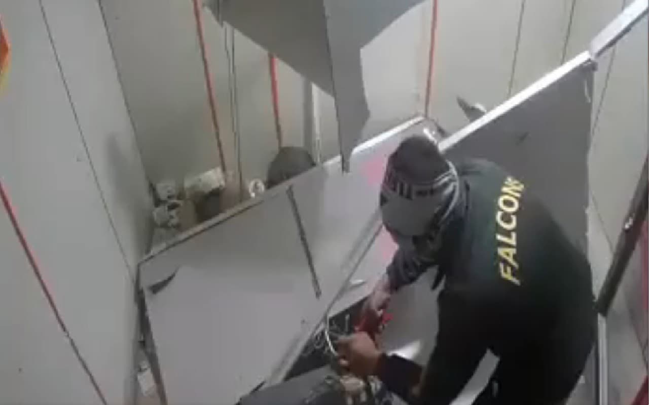 राजस्थान में फिल्मी अंदाज में एटीएम मशीन ले उड़े चोर, वीडियो देखकर हो जाएंगे दंग