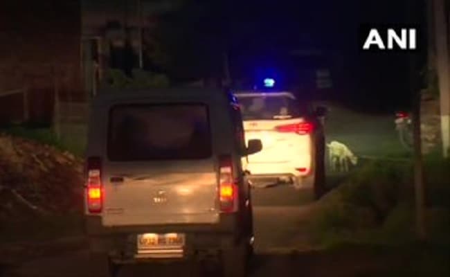 ISIS के संदिग्ध आतंकवादी के घर पहुंची यूपी एटीएस की टीम, कई लोगों से पूछताछ जारी