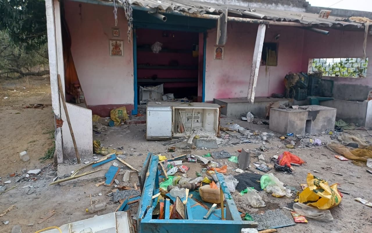 धनबाद में दीपक बाउरी की हत्या की आशंका पर भड़का आक्रोश, हमलावरों ने घरों में लगायी आग, मारपीट में 5 लोग घायल