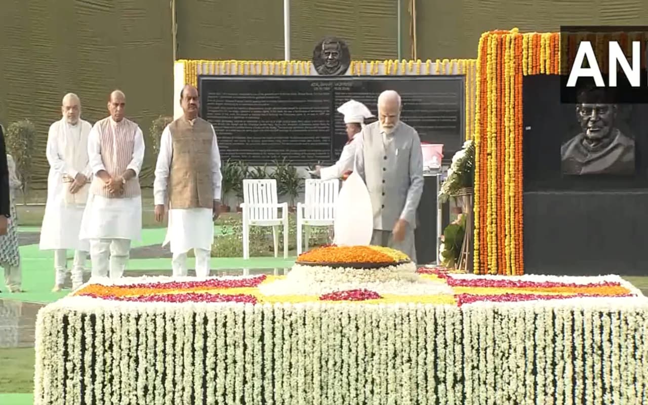 अटल बिहारी वाजपेयी की पुण्यतिथि आज, PM मोदी और राष्ट्रपति ने दी श्रद्धांजलि, पूरा देश कर रहा शत-शत नमन
