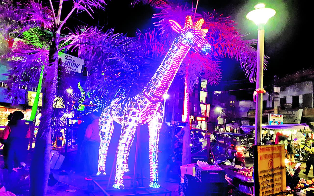 महाशिवरात्रि 2023 : आकर्षक लाइटिंग से जगमगाने लगा बाबानगरी, शिव बारात के पात्रों को सजाने में जुटे नरेंद्र