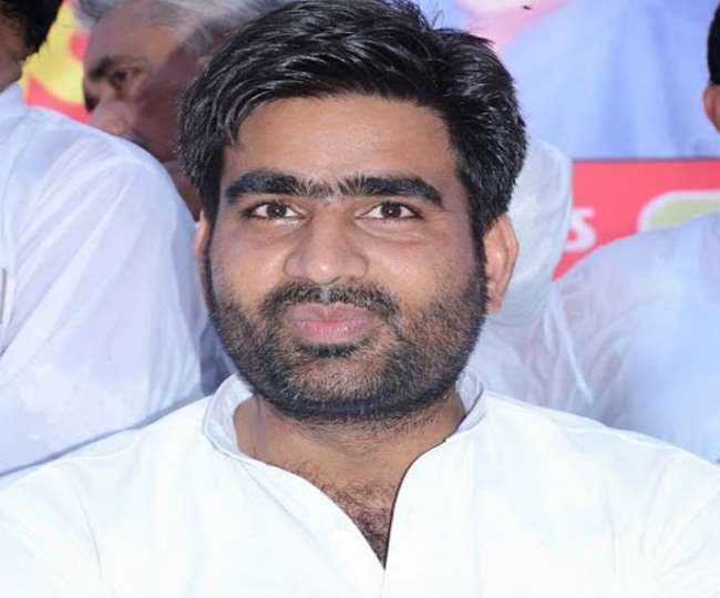 UP: विधानसभा से फेसबुक लाइव करना सपा MLA को पड़ा भारी, सतीश महाना ने अतुल प्रधान को दिया ये दंड