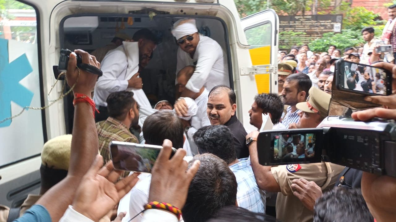 बसपा सांसद अतुल राय कोर्ट में पेशी के लिए जाते समय बेहोश होकर गिरे, पुलिस और समर्थकों ने उठाया