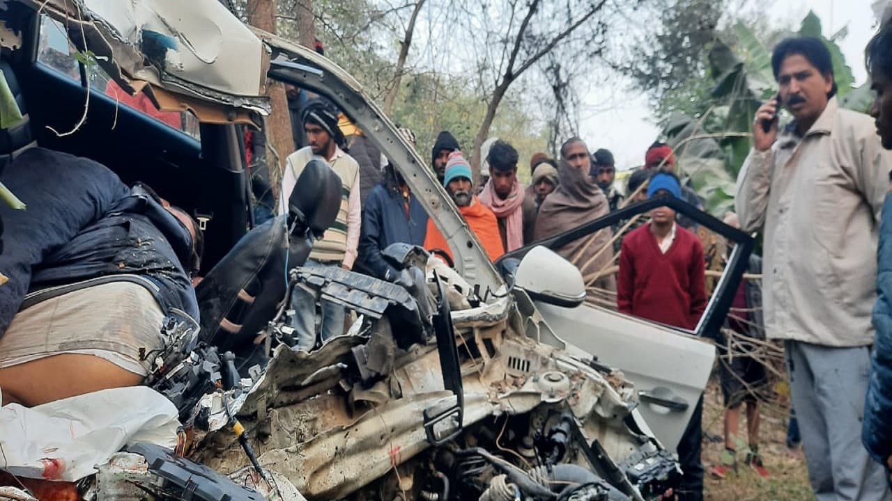 Bihar News: औरंगाबाद में ट्रक और कार की भीषण टक्कर, शिक्षक समेत तीन लोगों की मौत, पैक्स अध्यक्ष की हालत गंभीर