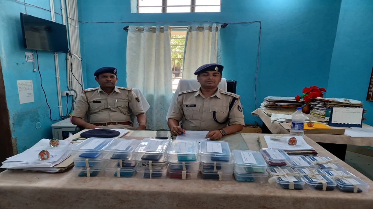 Bihar News: औरंगाबाद में मोबाइल चोरी करने वाले गिरोह का उद्भेदन,15 वर्षीय किशोर को पुलिस ने किया गिरफ्तार