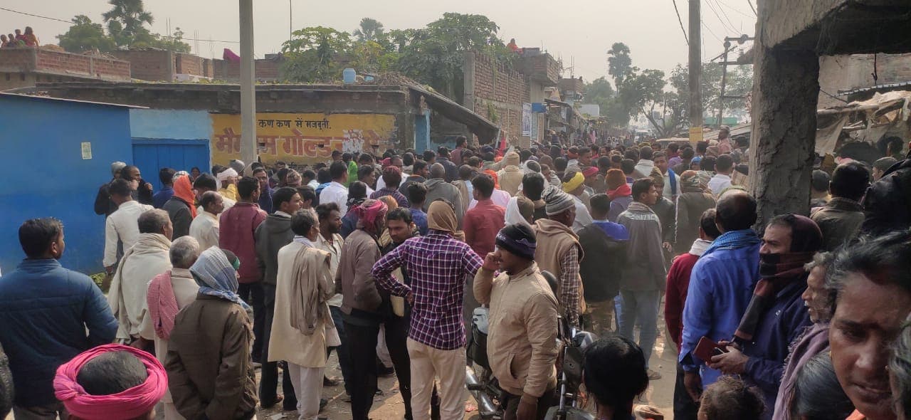Bihar Crime News: औरंगाबाद में कपड़ा व्यवसायी की हत्या के बाद आक्रोश, ग्रामीणों ने पुलिस को खदेड़ा Bihar Crime News: औरंगाबाद में कपड़ा व्यवसायी की हत्या के बाद आक्रोश, ग्रामीणों ने पुलिस को खदेड़ा