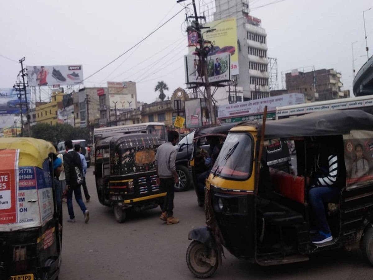 पटना जंक्शन पर टेम्पू चालक और दूध व्यवसायी में झड़प, 50 से अधिक ऑटो के टूटे शीशे