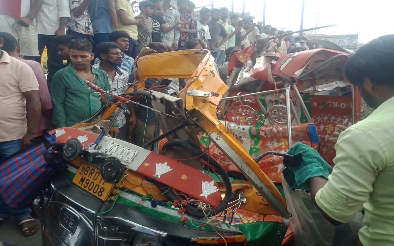 पटना में सड़क से गुजर रही ऑटो पर गिरा ताड़ का पेड़, दो लोगों की मौके पर मौत, घायलों को भेजा गया एम्स