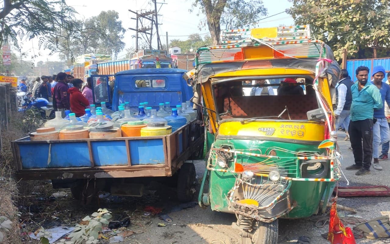 Jharkhand News: कोडरमा में सड़क हादसा, दो ऑटो की टक्कर में एक यात्री की मौत, तीन घायल