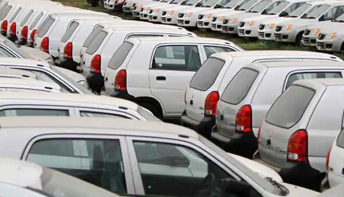 Car Sales Data: यात्री वाहनों की बिक्री जून में 49.59% घटी Car Sales Data: यात्री वाहनों की बिक्री जून में 49.59% घटी