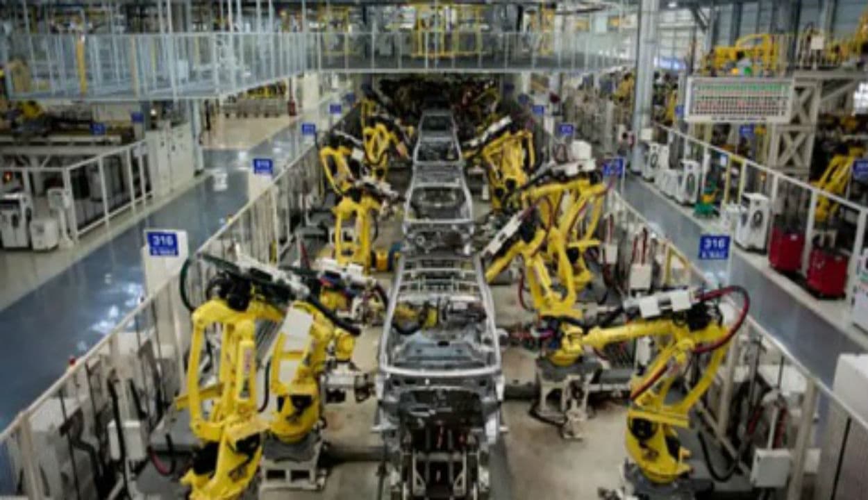 ऑटोमोबाइल कंपनियों के कारखानों में साफ-सफाई और सोशल डिस्टेंसिंग मैनेजमेंट के साथ काम शुरू