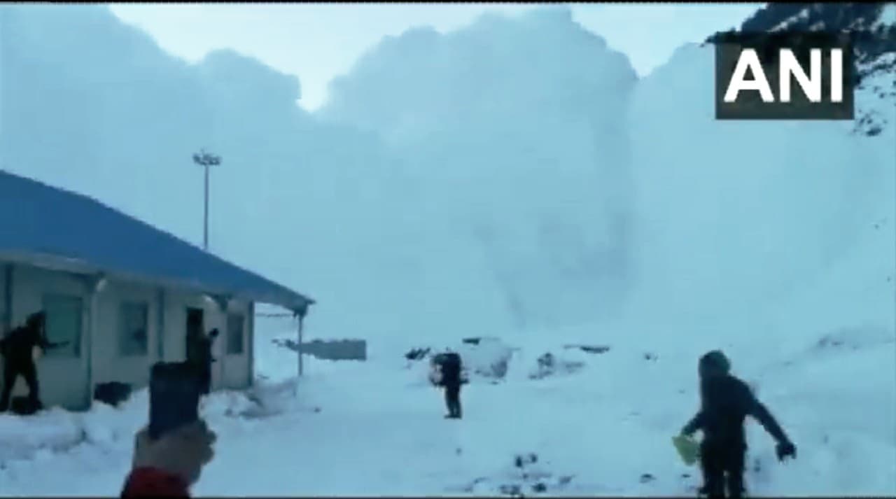 लगातार दूसरे दिन जम्मू-कश्मीर के सोनमर्ग में हिमस्खलन की घटना, श्रमिकों में फैली दहशत, देखें तस्वीरें