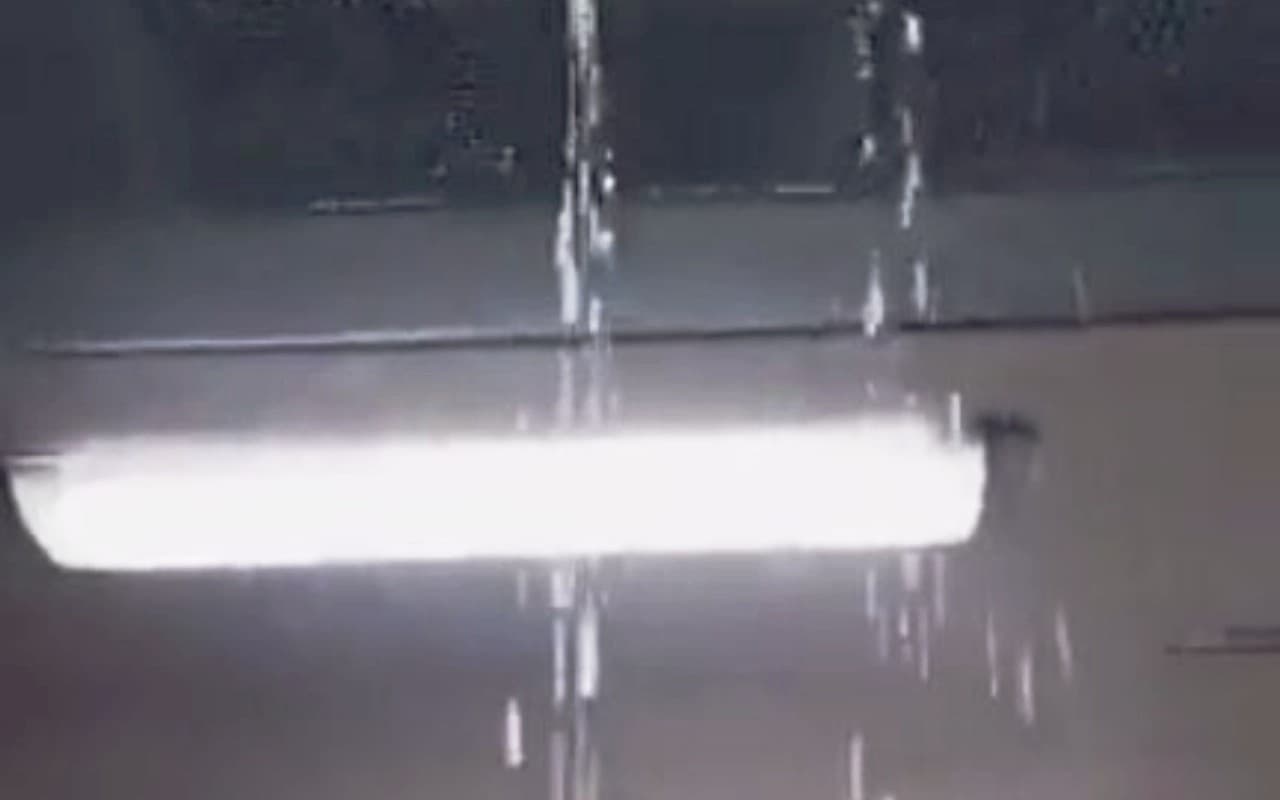 AC कोच में टपकती छत को लेकर रेलवे की हुई खिंचाई, लोगों ने किये ऐसे कमेंट्स